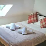 Luxurious Spacious 3 Bedroom Apartment - Edinburgh City Centre - Excellent Location - Five Star Amenities & Service