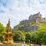 Luxurious Spacious 3 Bedroom Apartment - Edinburgh City Centre - Excellent Location - Five Star Amenities & Service