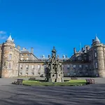 Luxurious Spacious 3 Bedroom Apartment - Edinburgh City Centre - Excellent Location - Five Star Amenities & Service