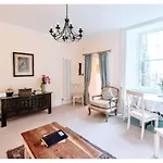 Joivy Gorgeous Georgian Flat, Conveniently Located
