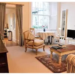 Joivy Gorgeous Georgian Flat, Conveniently Located
