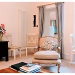 Joivy Gorgeous Georgian Flat, Conveniently Located