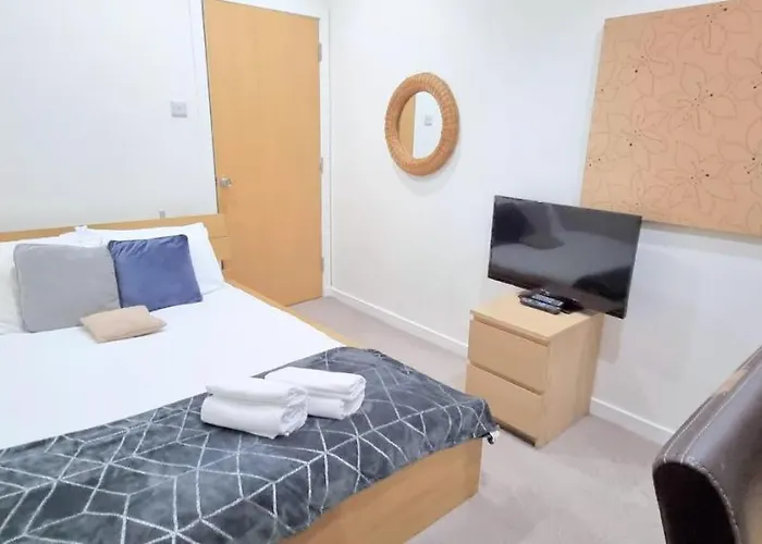 Luxurious Spacious 3 Bedroom Apartment - Edinburgh City Centre - Excellent Location - Five Star Amenities & Service