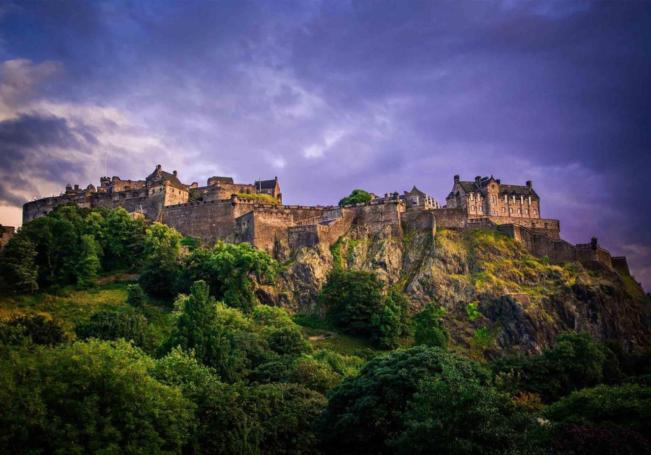 Lovely 3 Bedroom Apartment - Free Parking Apartment Edinburgh