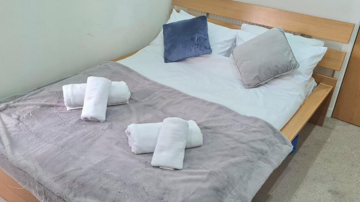 Luxurious Spacious 3 Bedroom - City Centre - Excellent Location - Five Star Amenities & Service