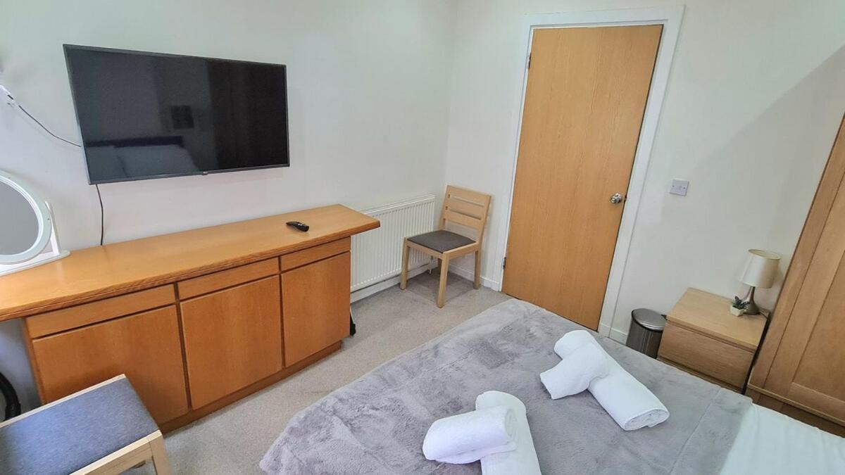 Luxurious Spacious 3 Bedroom - City Centre - Excellent Location - Five Star Amenities & Service