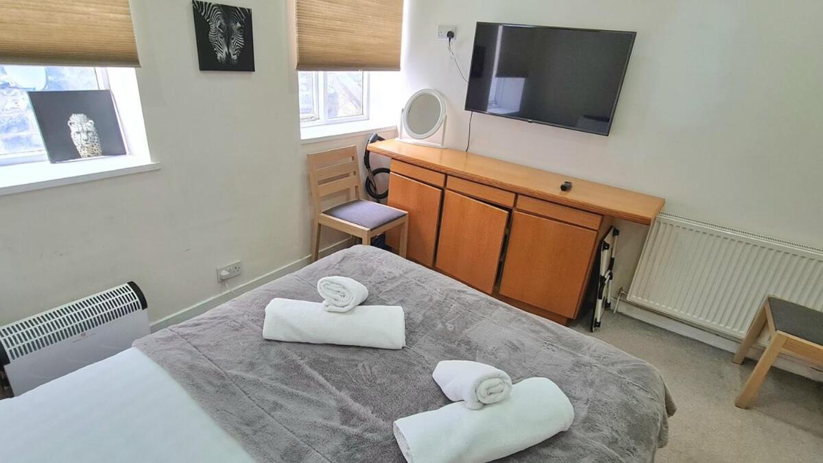 Luxurious Spacious 3 Bedroom - City Centre - Excellent Location - Five Star Amenities & Service Apartment *