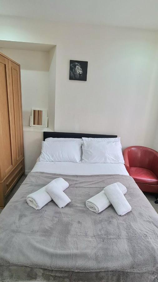 Apartment Luxurious Spacious 3 Bedroom - City Centre - Excellent Location - Five Star Amenities & Service *