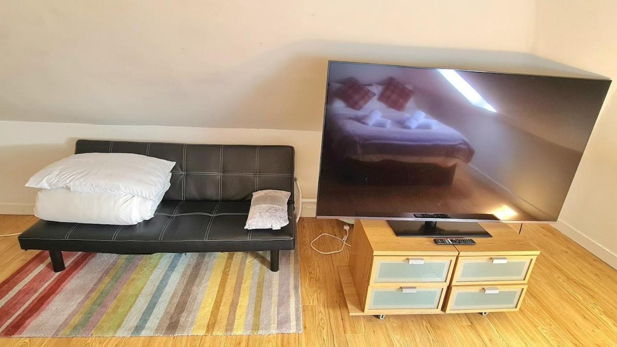 Luxurious Spacious 3 Bedroom - City Centre - Excellent Location - Five Star Amenities & Service Apartment *