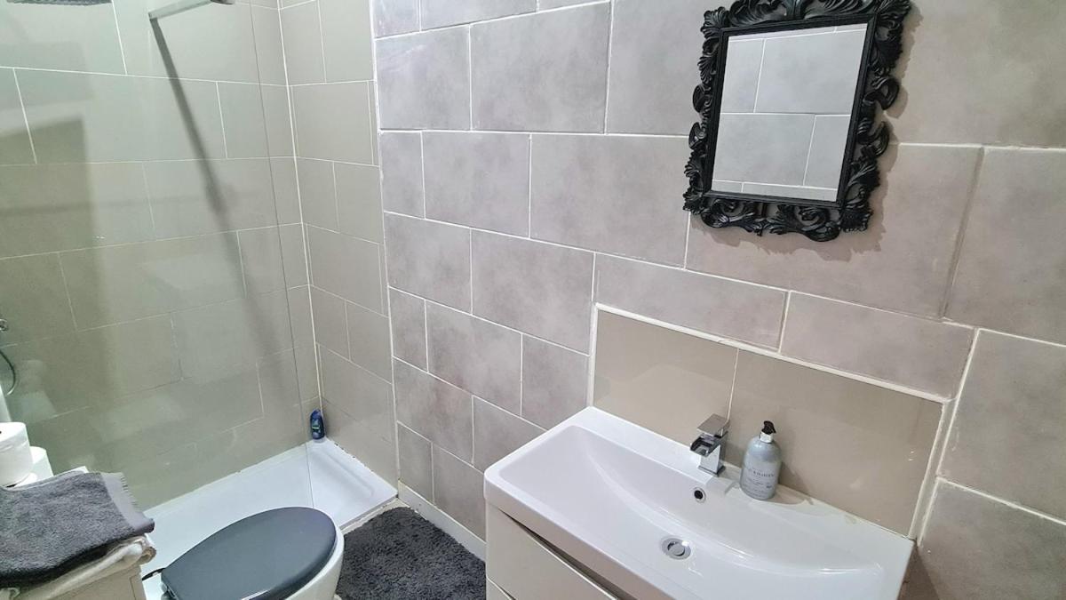 Luxurious Spacious 3 Bedroom - City Centre - Excellent Location - Five Star Amenities & Service Apartment Edinburgh