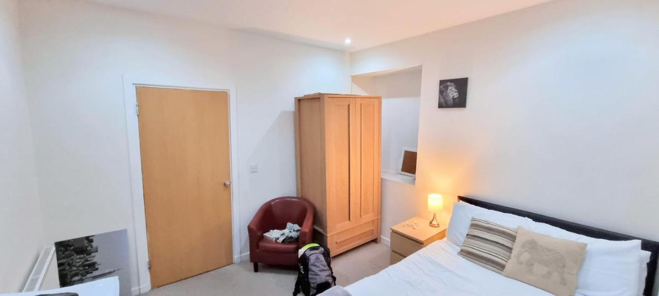 Luxurious Spacious 3 Bedroom - City Centre - Excellent Location - Five Star Amenities & Service *
