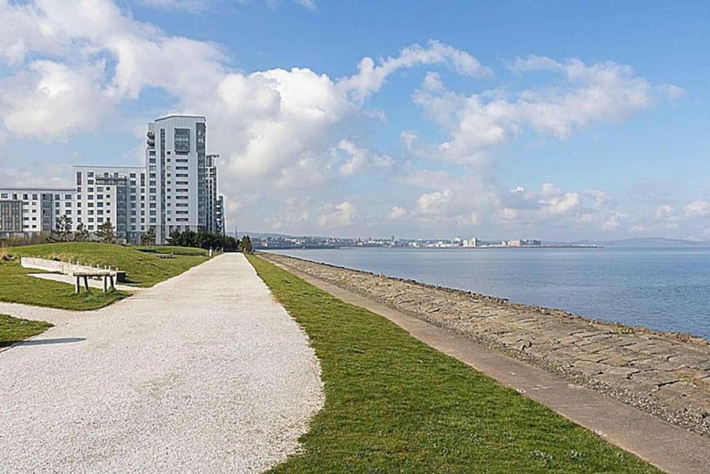 Apartment Modern 2 Bed With Stunning Seaside View EDI