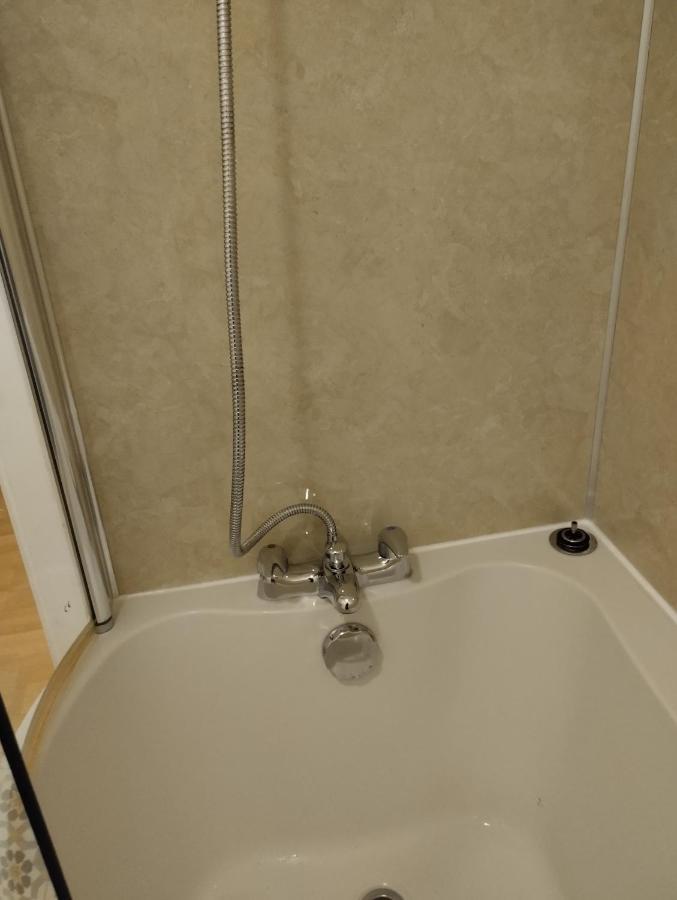 Lovely 2 Bed Main Door Flat With Free Parking