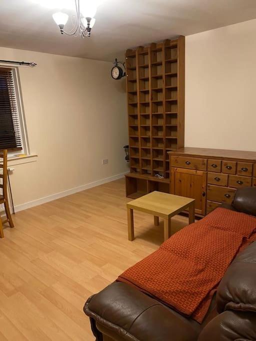 Lovely 2 Bed Main Door Flat With Free Parking * Edinburgh