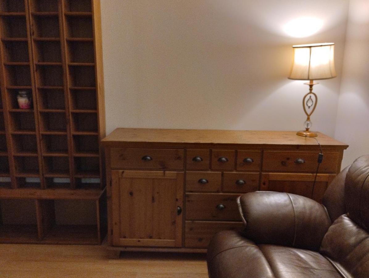 Lovely 2 Bed Main Door Flat With Free Parking *