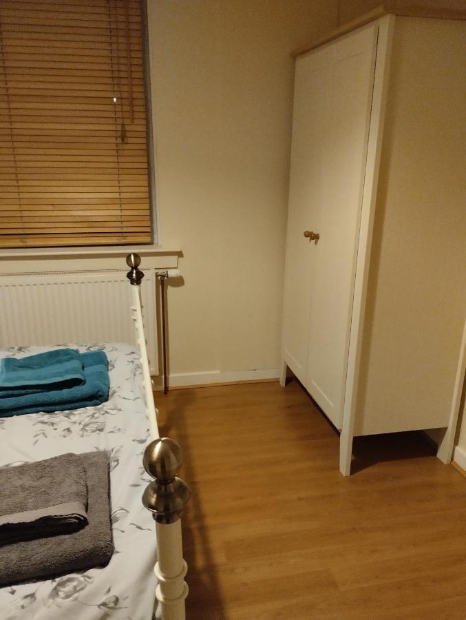 Lovely 2 Bed Main Door Flat With Free Parking Apartment