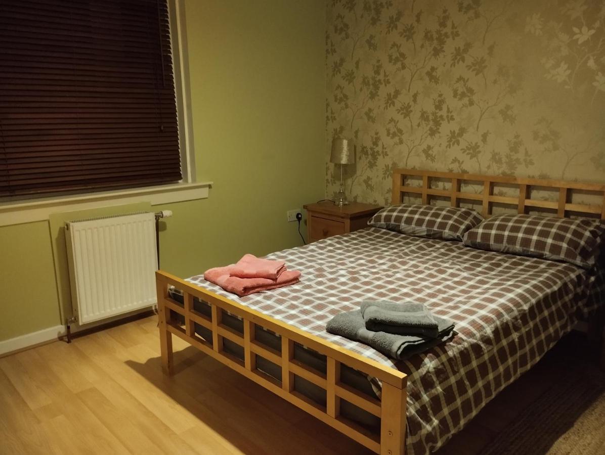 Lovely 2 Bed Main Door Flat With Free Parking *