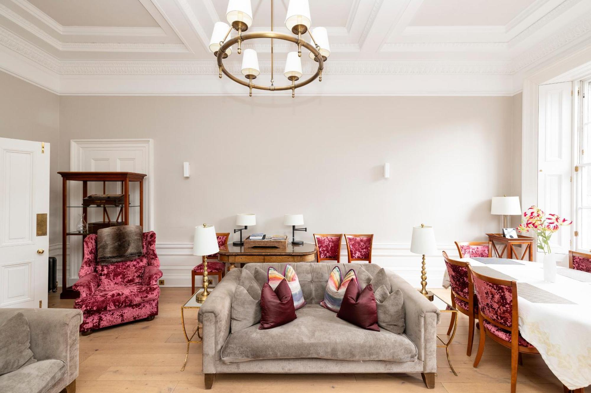 Joivy Ultra Luxe Near Princes Street Apartment