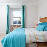 Bright And Modern Causewayside Apartment