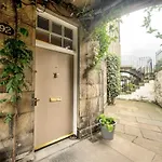 Hamilton Place - Beautiful And Central City Apartment With Private Entrance Sleeps 4