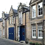Quiet Ground Floor Mews Flat And Parking