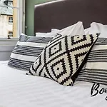 Royal Mile 4Br-3Ba - City Views & Free Parking By Bonjour Residences Edinburgh