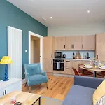 Lovely Apartment Beneath Edinburgh Castle