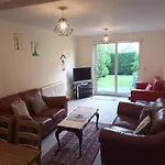 Central Modern Apartment With Free Parking And Private Garden