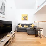 Edinburgh Modern 3-Storey 3-Bedroom City Apartment
