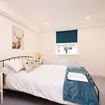 Edinburgh Modern 3-Storey 3-Bedroom City Apartment