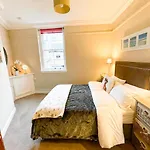 Quaint & Peaceful 1 Bed Central Mews Apt, West End