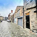 Quaint & Peaceful 1 Bed Central Mews Apt, West End