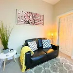 Quaint & Peaceful 1 Bed Central Mews Apt, West End