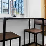Modern & Spacious 1 Bedroom Apartment - Close To City Centre - Sleeps Up To 3 Guests