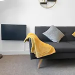 Modern & Spacious 1 Bedroom Apartment - Close To City Centre - Sleeps Up To 3 Guests