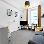 Modern & Spacious 1 Bedroom Apartment - Close To City Centre - Sleeps Up To 3 Guests