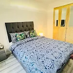 Superb 2 Bedroom Apartment With Free Parking