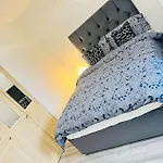 Superb 2 Bedroom Apartment With Free Parking