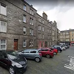 Convenient 2Br Flat Gorgie Edinburgh