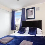 Stylish 3 Bed Edinburgh Abode-Parking And Garden