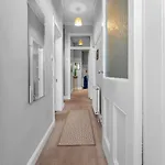 Cheerful Stays: 2 Bedroom Sleeps 6