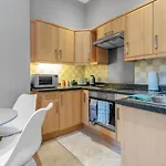 Cheerful Stays: 2 Bedroom Sleeps 6