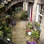 Elegant & Sunny 2Bd Basement Stay, Edinburgh!