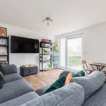 Stunning 1 Bd Flat In Lochend Park With A Patio