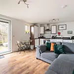 Stunning 1 Bd Flat In Lochend Park With A Patio