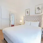 Edinburgh Castle Apartments
