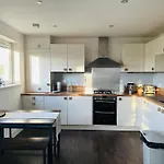 Stunning 2 Bedroom Flat In Edinburgh