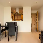 Comfy 2 Bedroom Apartment Near Edinburgh City Centre