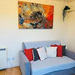 Edinburgh Two Bedrooms Apartment With Free Parking