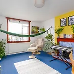 Bright & Spacious Double Room With Garden View- Close To Airport & City Centre